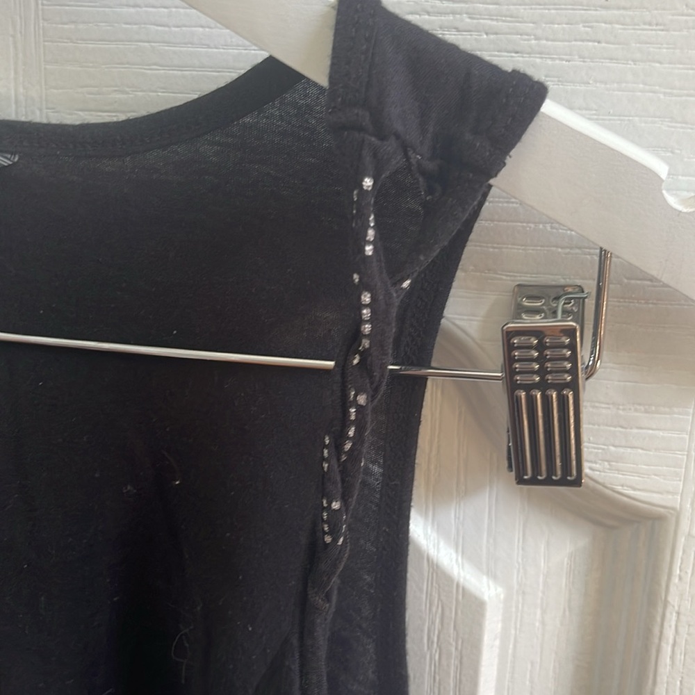 GUESS Insignia Embossed Tank Large - Picture 3 of 14